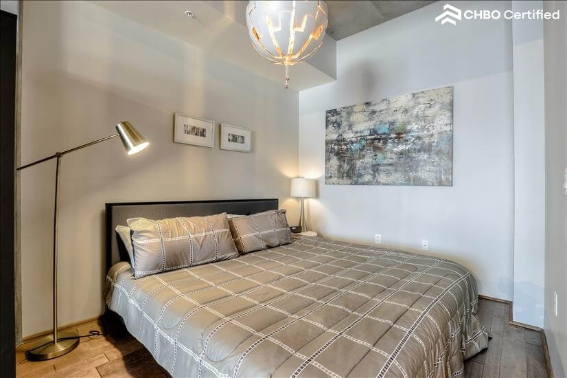 Beautifully Appointed 1 Bdm Condo 9th fl