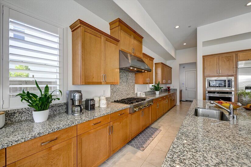 Fully equipped kitchen with new appliances