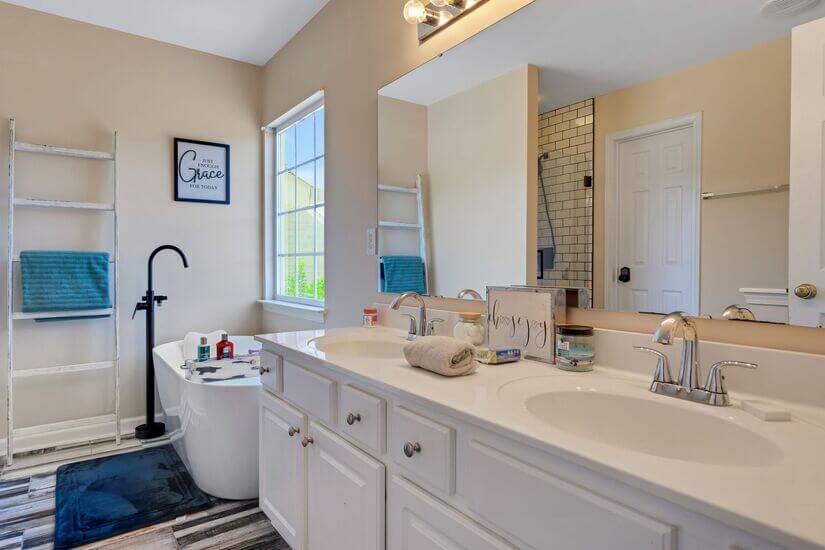 Double vanity in the master bathroom