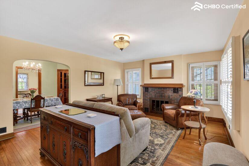 Mix of contemporary and period furnishings