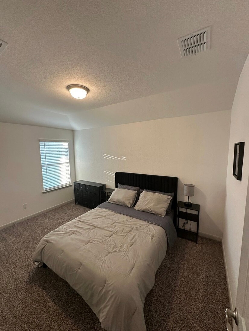 Middle bedroom