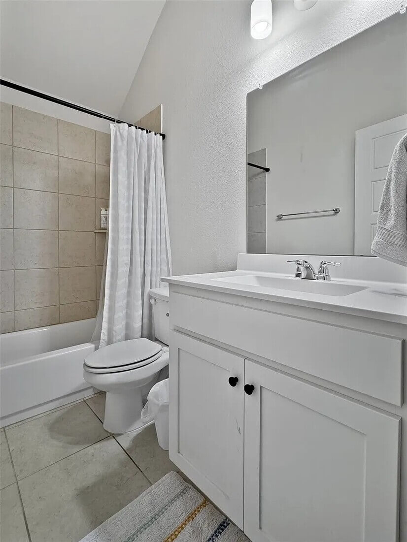 Bathroom between front bedrooms