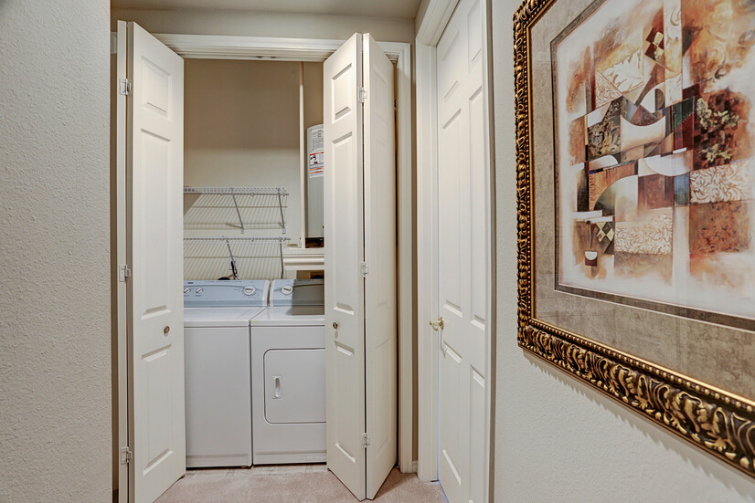 Galleria / Uptown Mid-Rise 1x1 w/Study