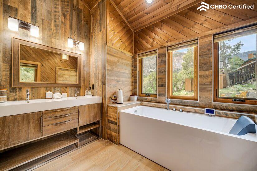 Spacious Cabin with Mountain View