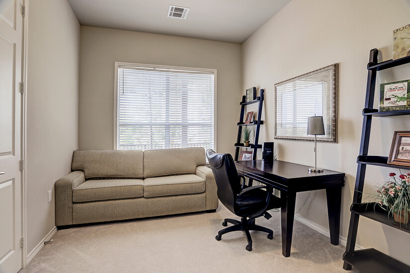 Galleria / Uptown Mid-Rise 1x1 w/Study