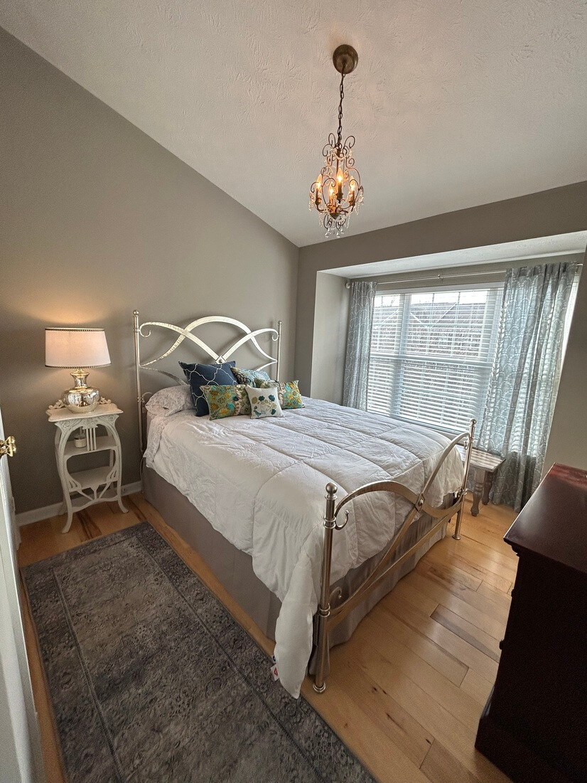 Bedroom 1, Queen Bed