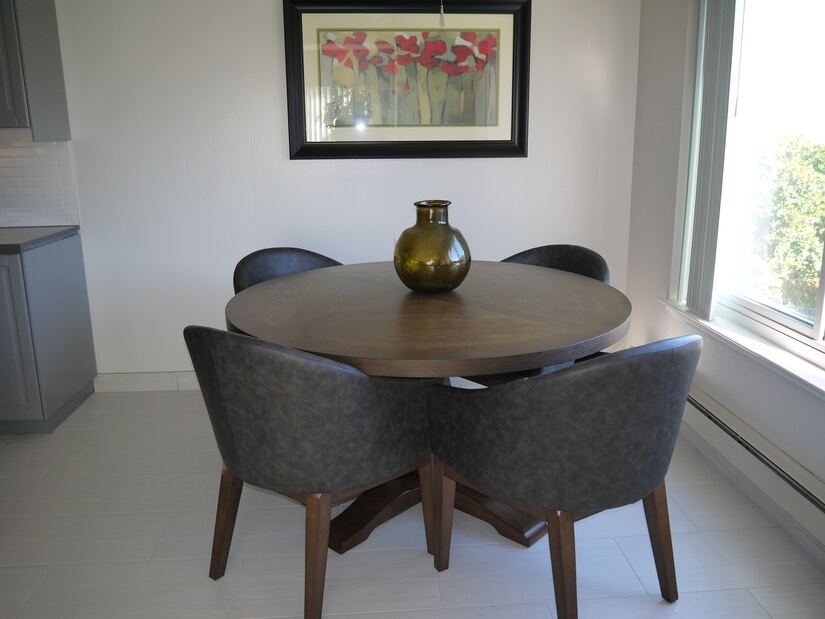 large dinning table sits 4