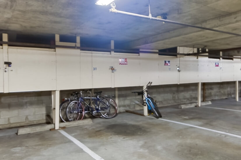 1 parking spot and 2 bikes available for use