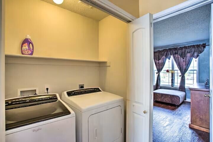 Elegant Home with Pool Gym 04mi to Lake