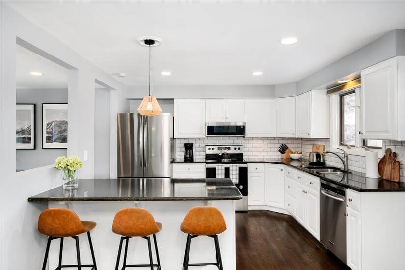 Kitchen w/ updated appliances, island seating