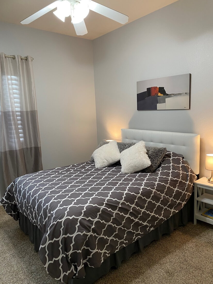2 guest rooms with Queen size beds