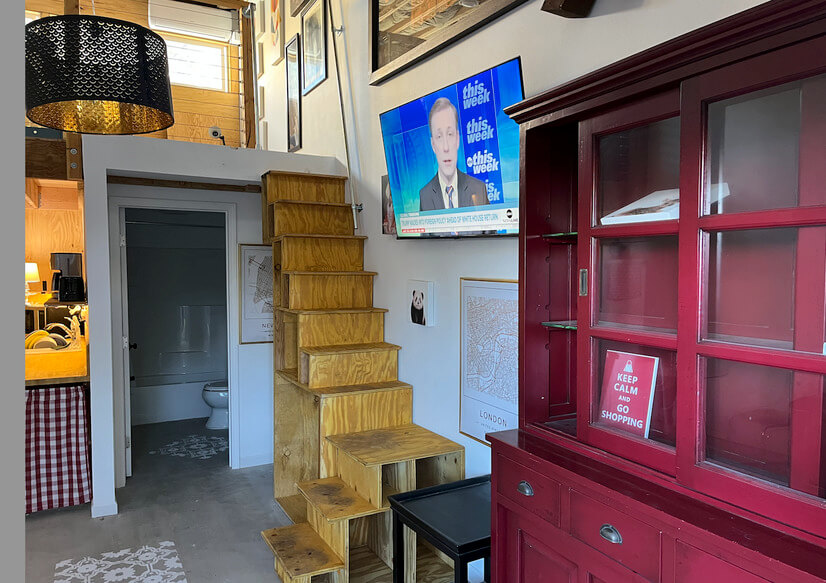 Artsy Classy Beach Side Loft w Amenities