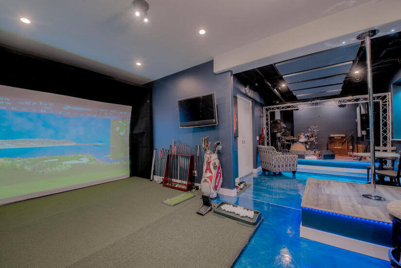 Entertainment area with Golf Simulator