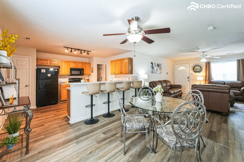 Eat in and dinning area.