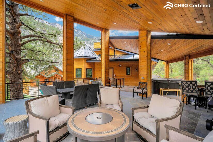 Spacious Cabin with Mountain View