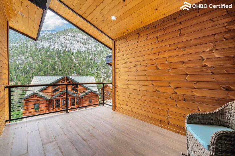 Spacious Cabin with Mountain View