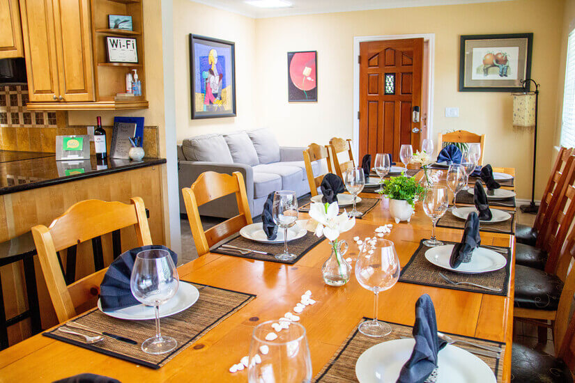 Dining for 14 , 2 bar stools,