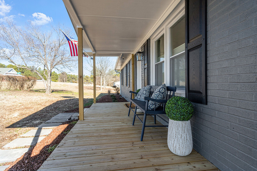 Front porch w/seating