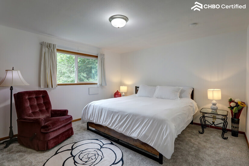 Bedroom 4 with king bed