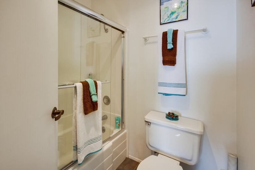 Guest bathroom with Tub/Shower combo