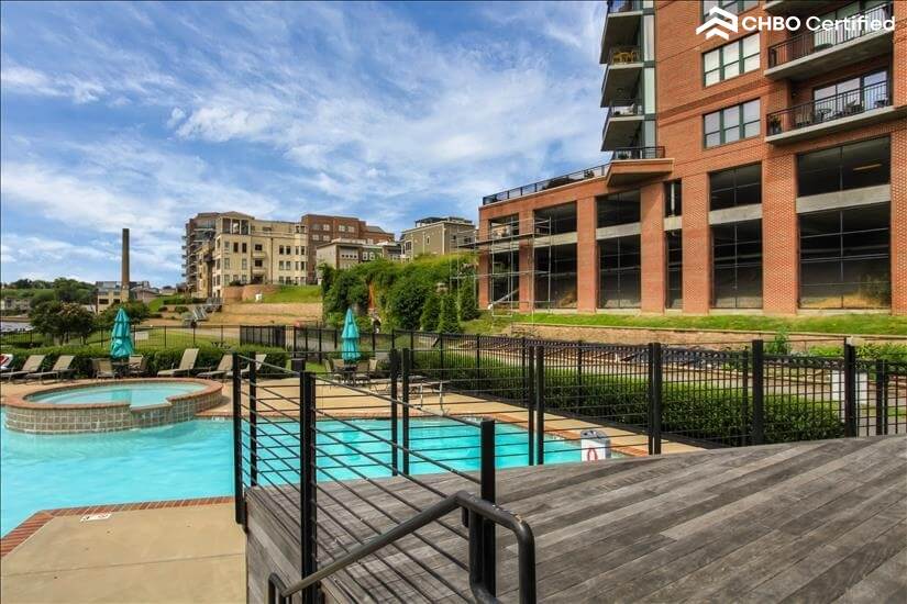 2 minutes from downtown walk to riverfront re