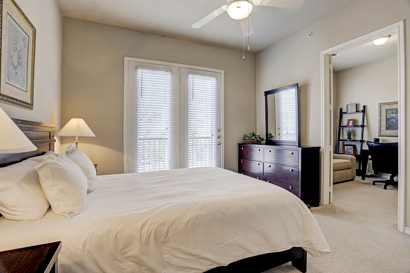 Galleria / Uptown Mid-Rise 1x1 w/Study