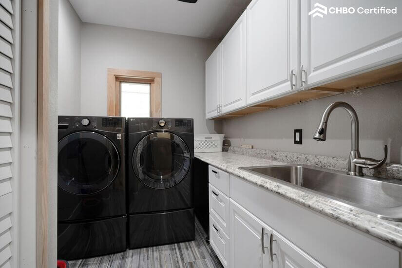 Spacious Cabin with Mountain View