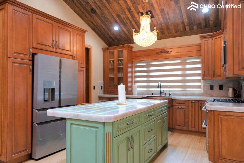 Spacious Cabin with Mountain View