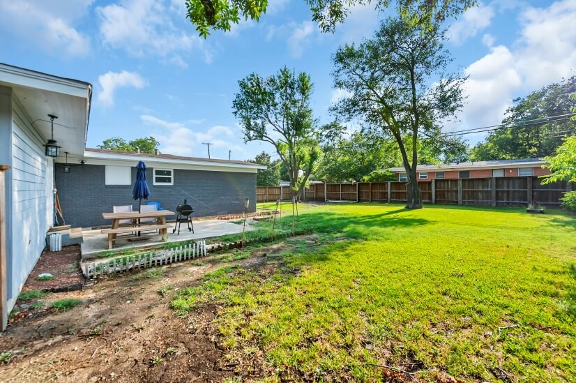 spacious fenced in backyard with grill and dining area!!!