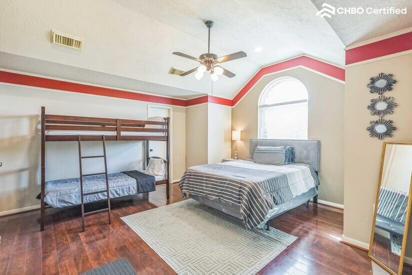 Room 4- Queen bed and Bunk Bed