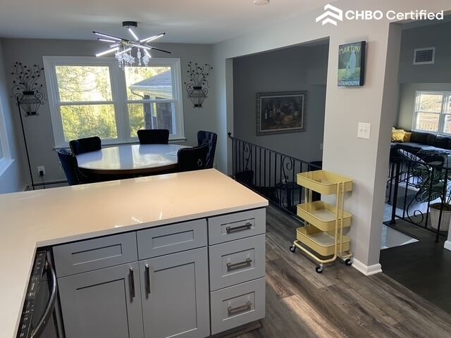breakfast bar/dining room table