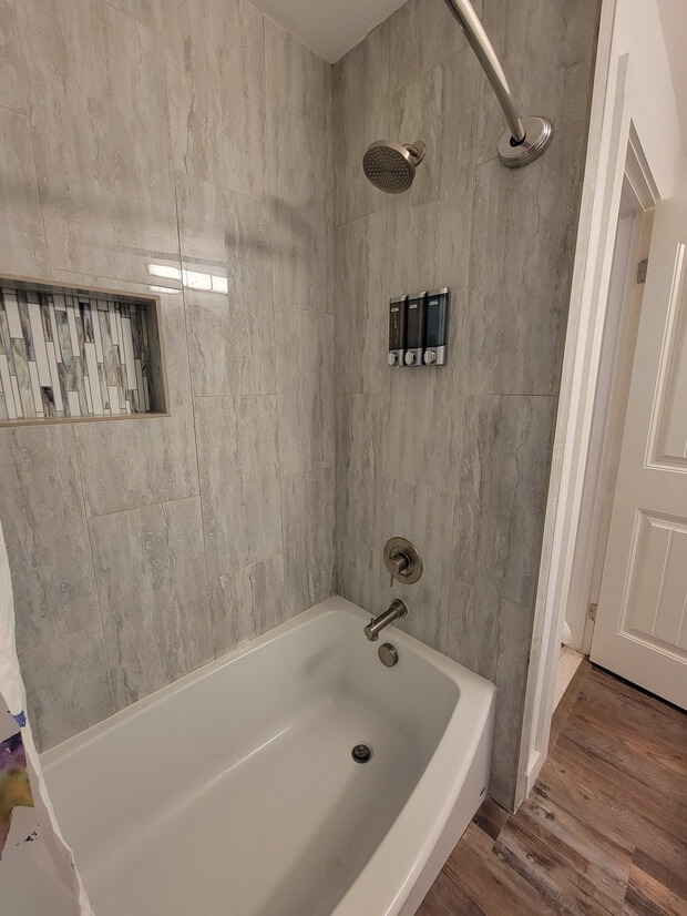 Second bathroom combo bath/shower