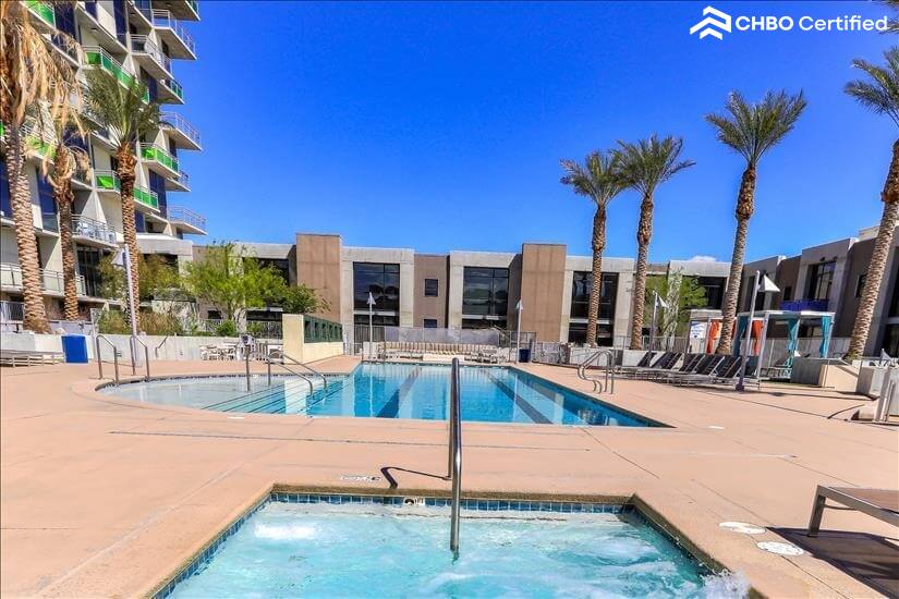 Beautifully Appointed 1 Bdm Condo 9th fl