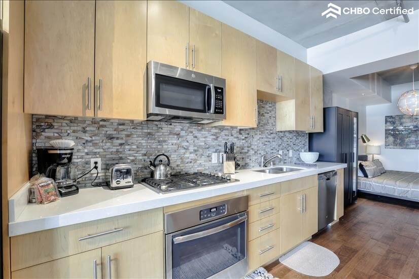 Beautifully Appointed 1 Bdm Condo 9th fl
