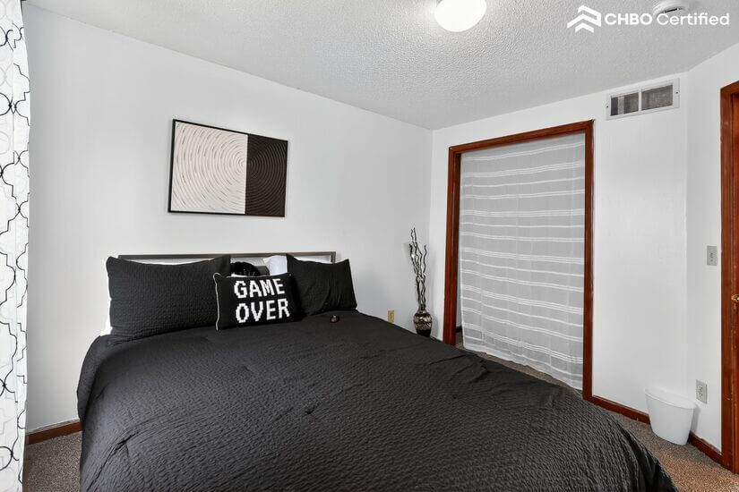 2nd bedroom on the 2nd floor queen size bed