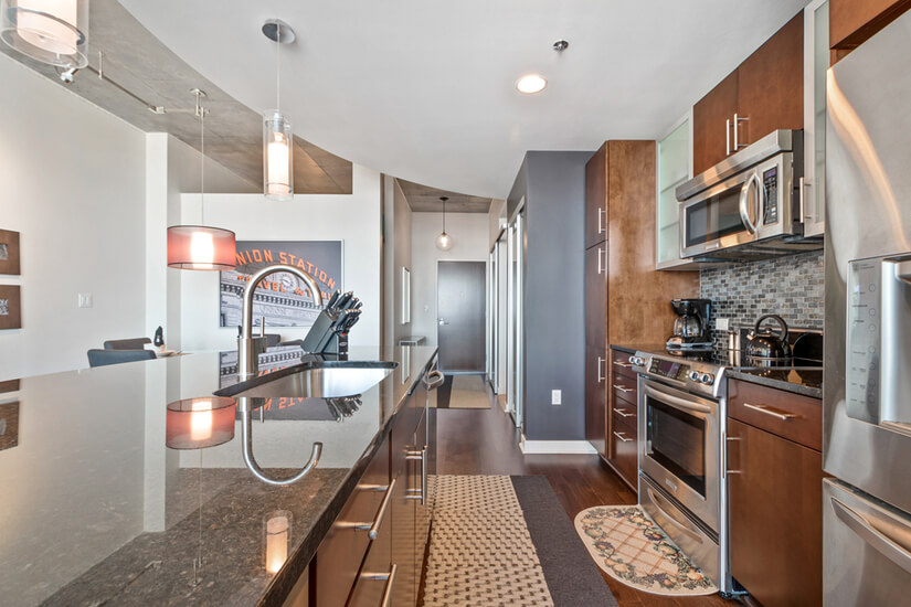 39th Floor Spire 1 bedroom with Sky Club