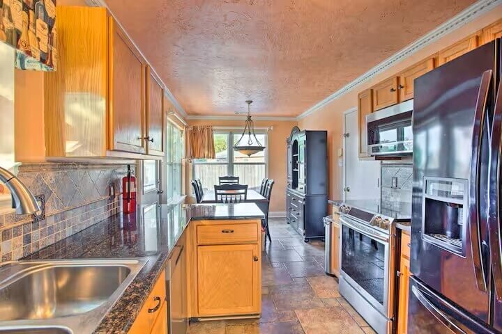 Elegant Home with Pool Gym 04mi to Lake