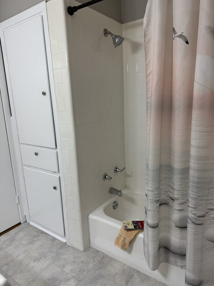 Main Bathroom tub