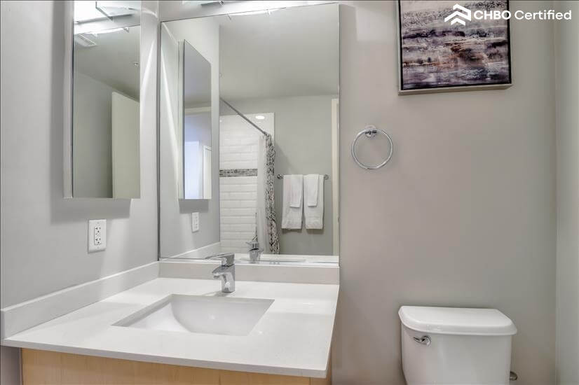 Beautifully Appointed 1 Bdm Condo 9th fl