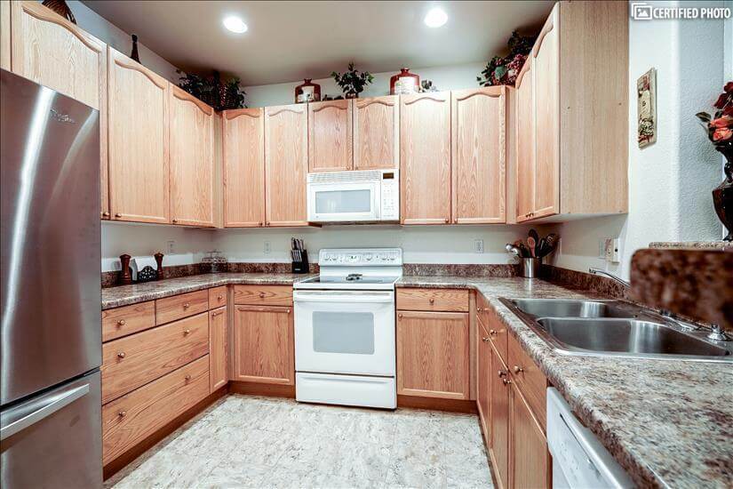 Modern appliances and full service for serving 6-8 people