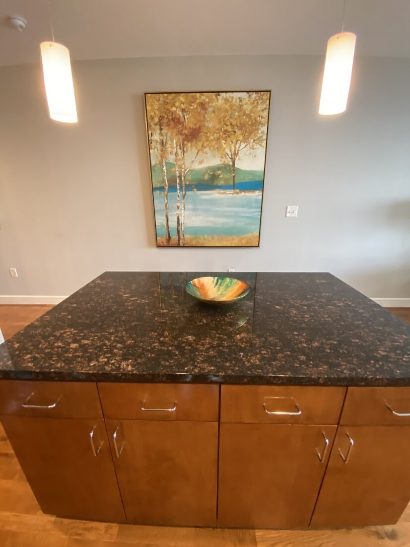 Large central island in Kitchen
