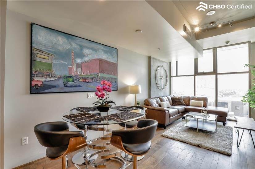 Beautifully Appointed 1 Bdm Condo 9th fl