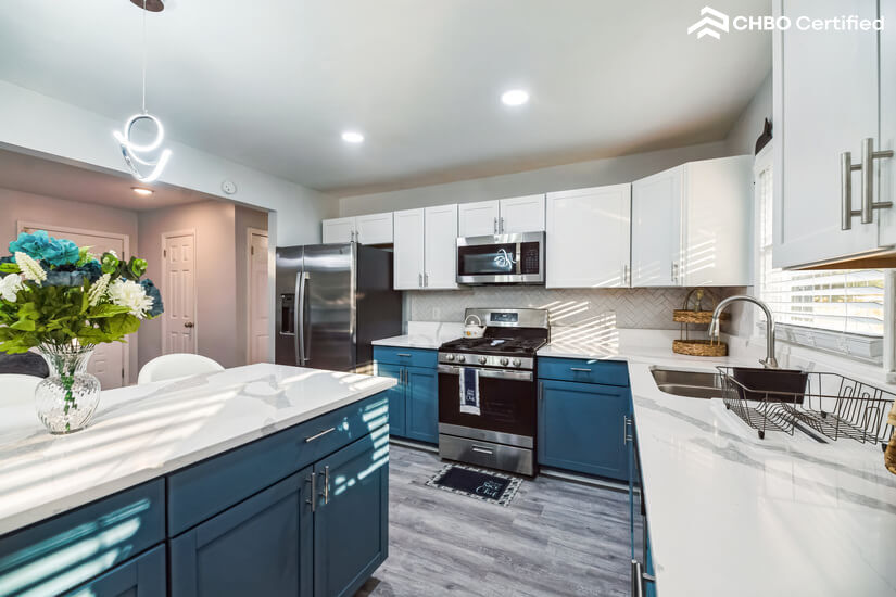 Elegant Eat-in Kitchen w/ high end appliances