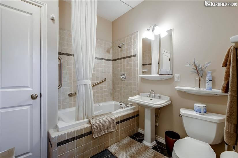 Guest Private full Bath with Jetted Tub