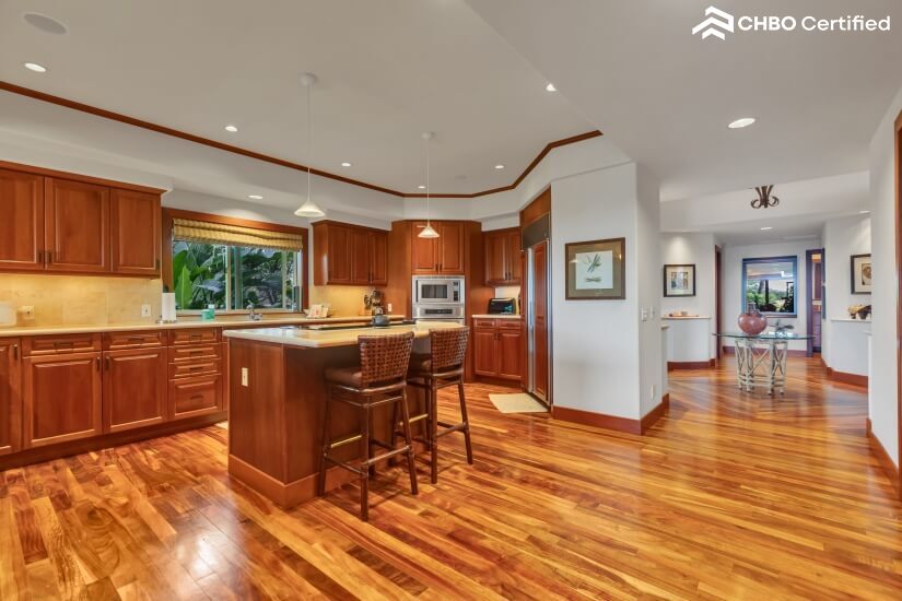 Kitchen with sit-up breakfast bar.