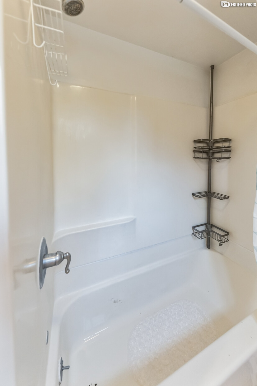 Bathtub/shower with plenty of shelf space