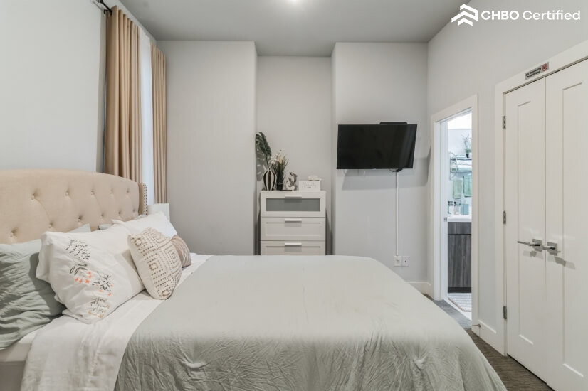 Queen size bed in Bedroom 2