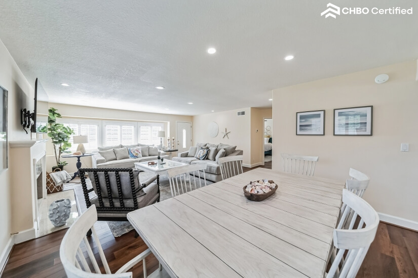 Large dining table, with charis for 7!