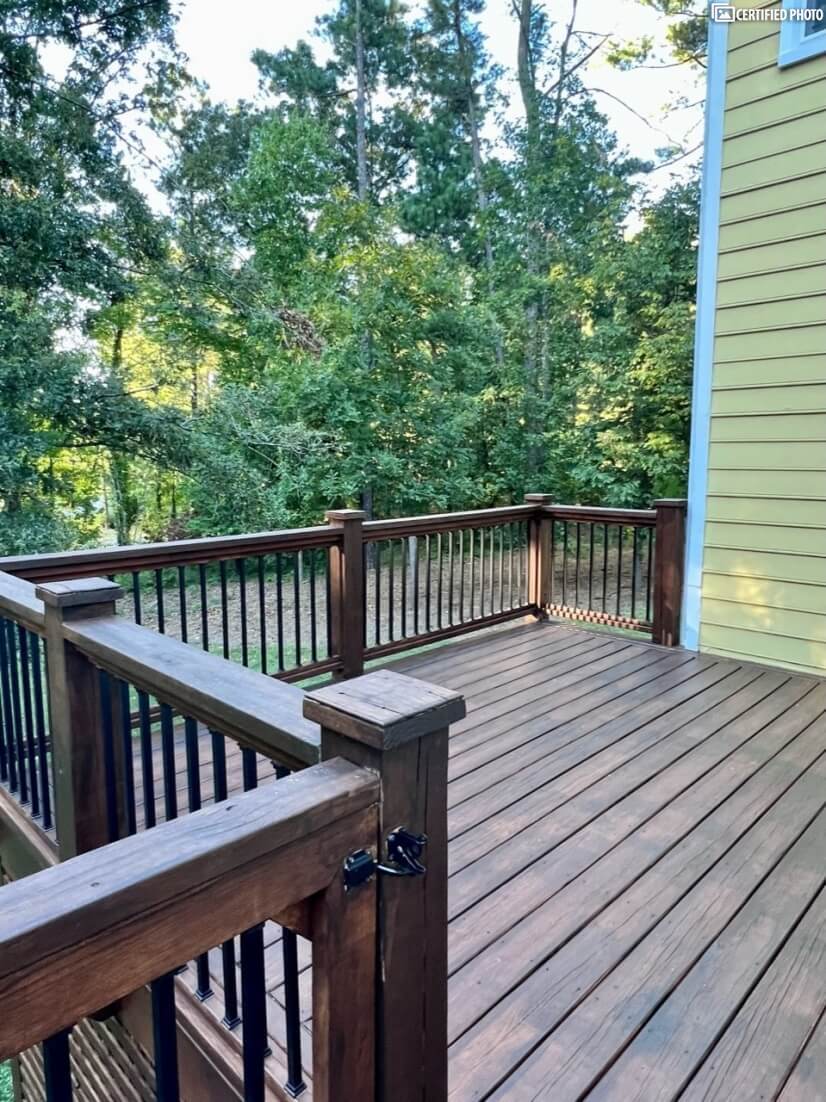Another view of the deck w/o deck furniture