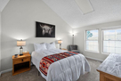 queen bed with 2 nightstands & lamps with cha